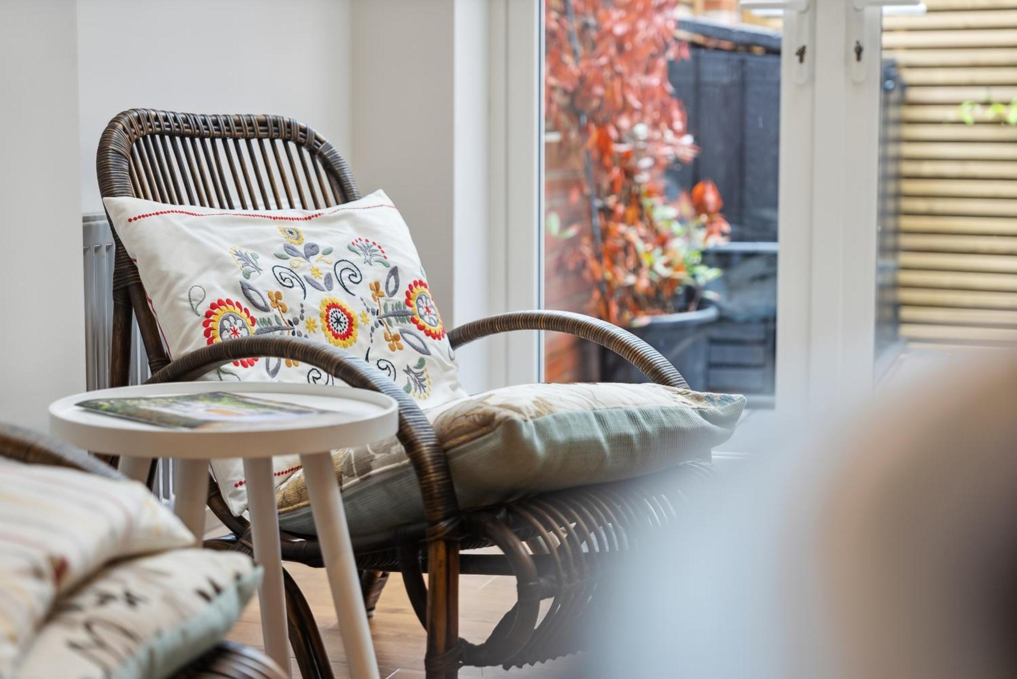 2 Bedrooms Stylish, Gorgeous, Westgate Cottage Retreat, Central Winchester, Free On-Street Parking Permit, With Garden Close To Cathedral - Sleeps 6, Pets Are Welcome, Summer Special Offer! - By Blue Puffin Stays Exterior foto